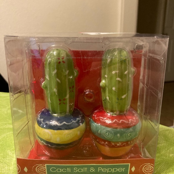 Cute Cactus S&P Shakers, NIB - Picture 2 of 3